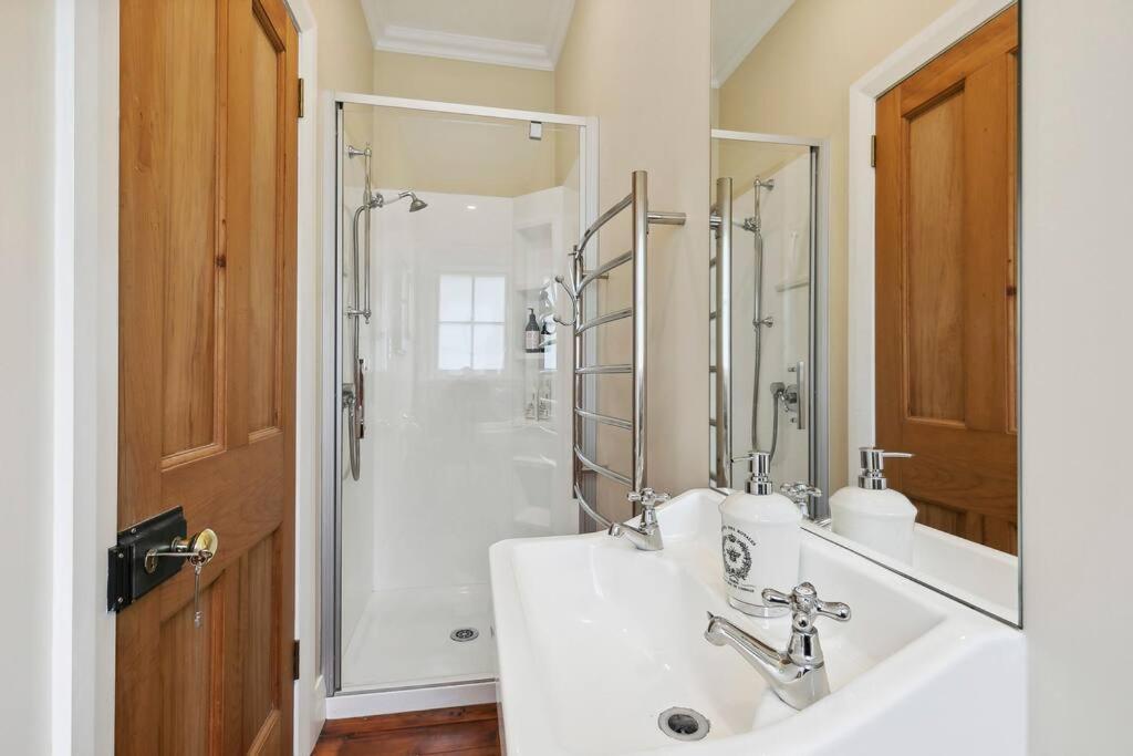 Historic Charm In Greytown - Cosy Kowhai Cottage Eksteriør billede